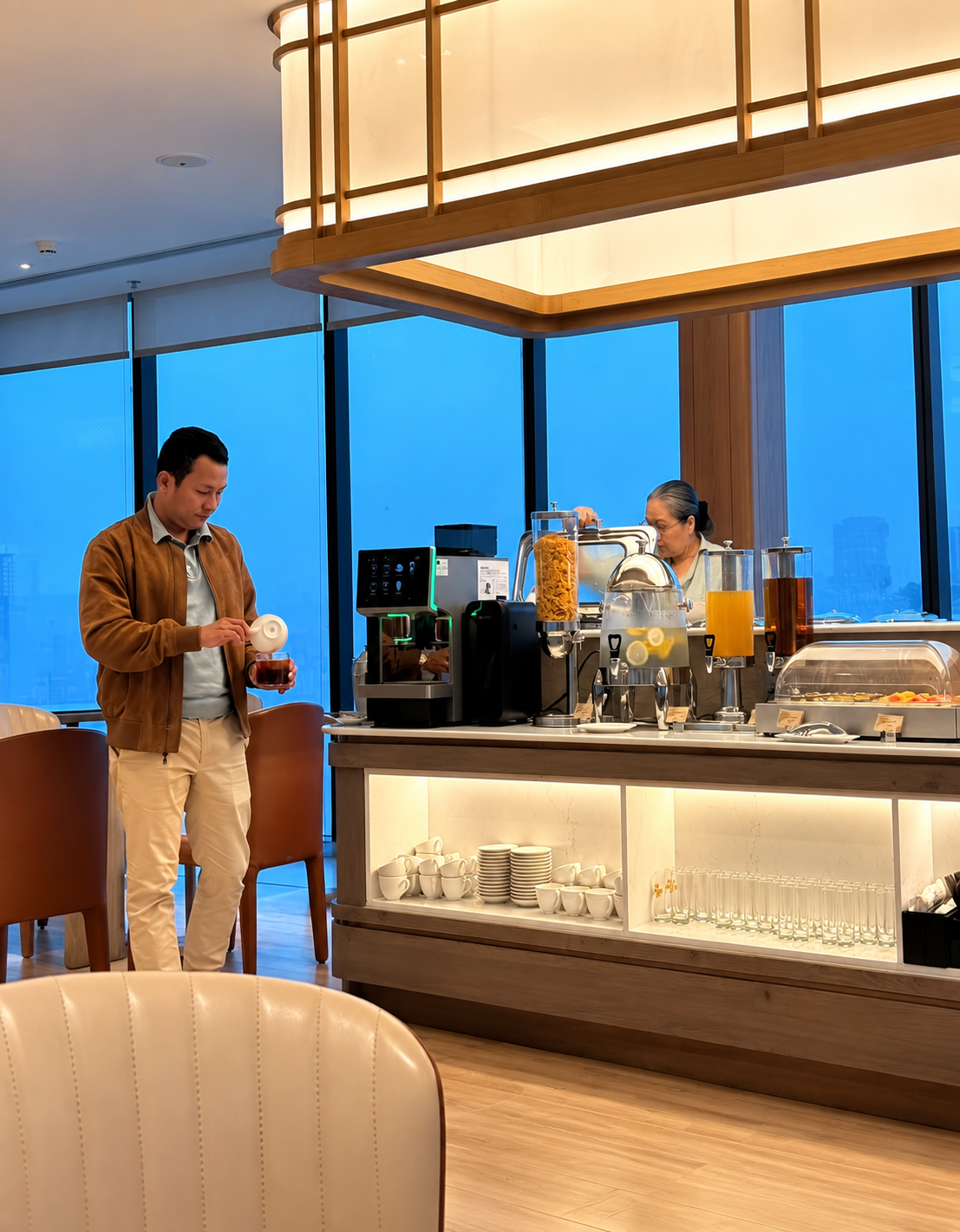 ảnh Hùng đi uống cà phê