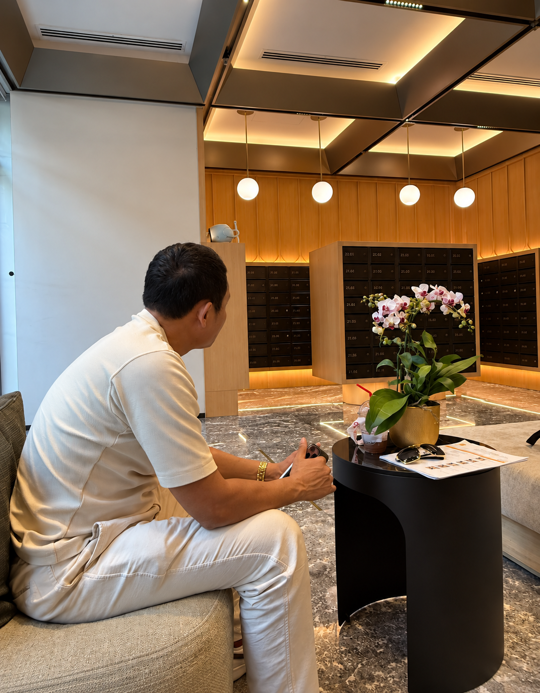ảnh hùng ngồi ở sảnh Masterise